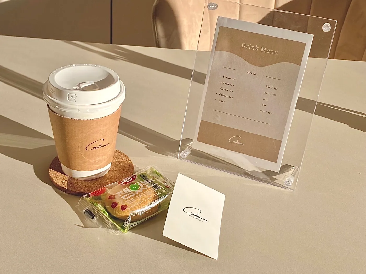 Guleumのロゴ入りカップ、お茶菓子とショップカード、Drink Menu