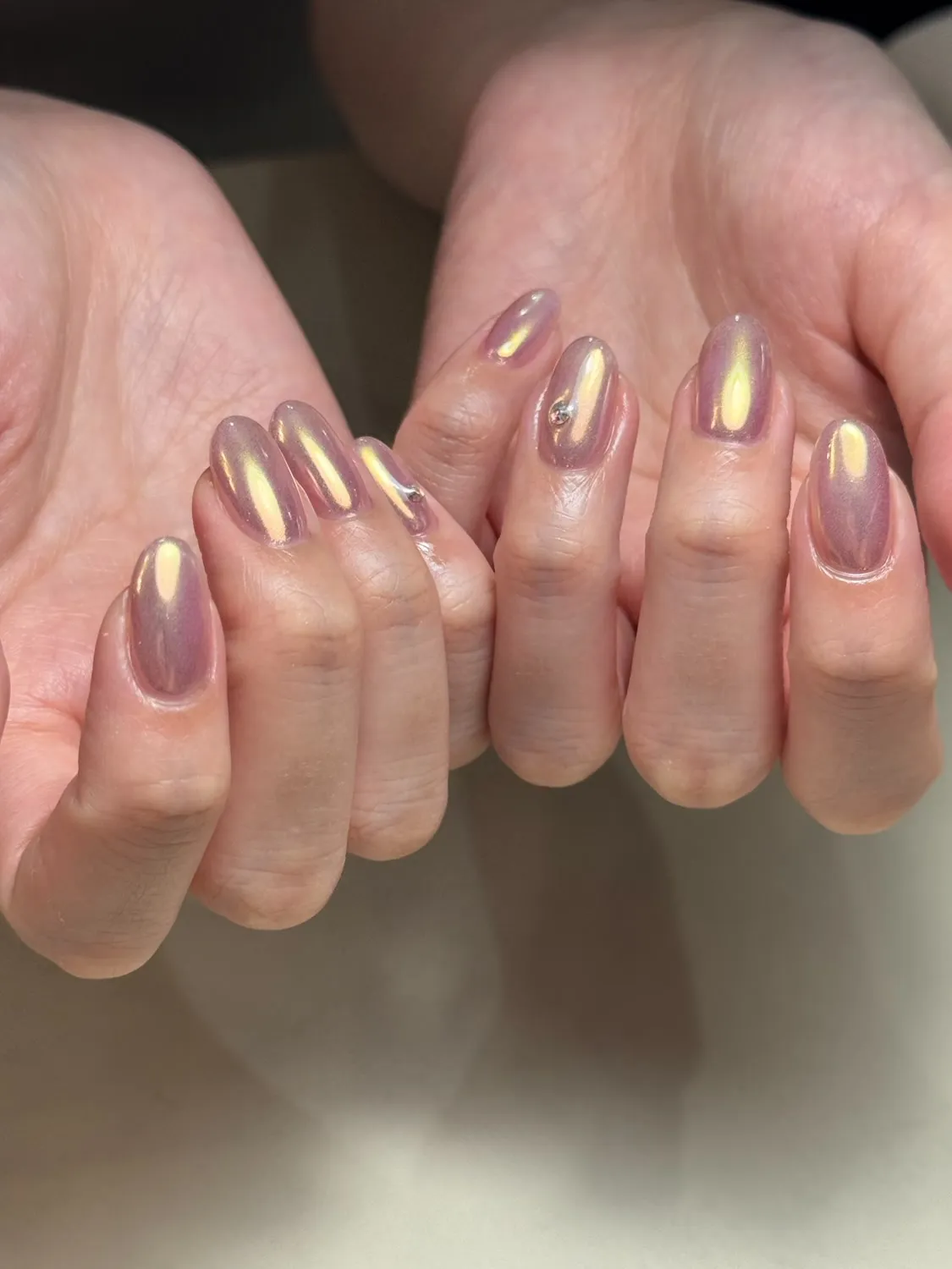 Guleumで仕上げた、艶のあるニュアンスネイル