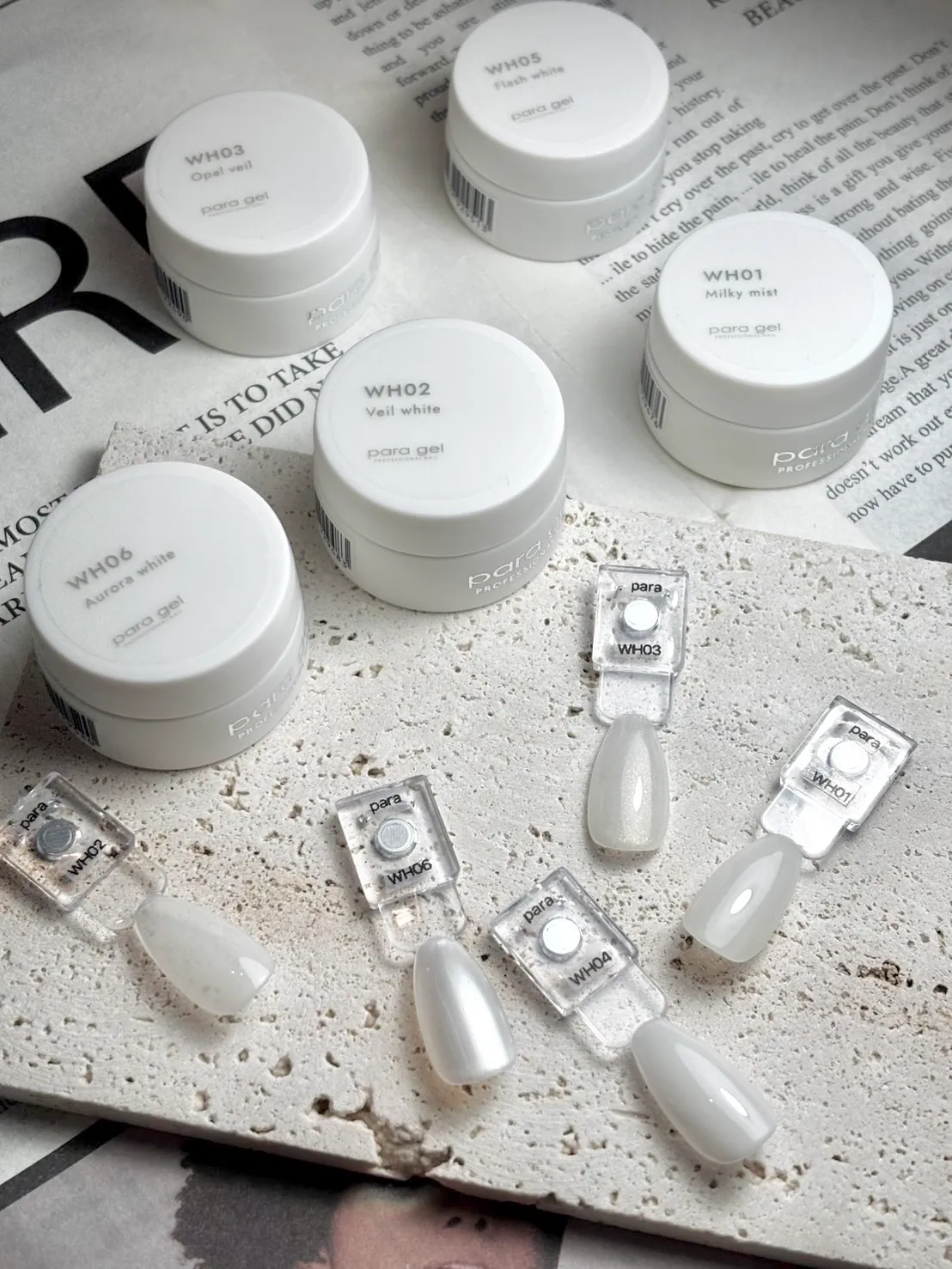 para gel（パラジェル）ホワイト系のジェルと、施術で使うネイルサンプル