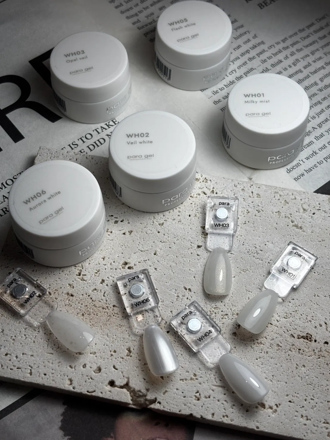 para gel（パラジェル）ホワイト系のジェルと、施術で使うネイルサンプル